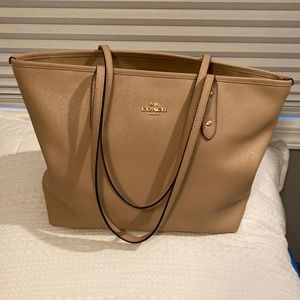 Large Tan Leather Coach Tote in Excellent condition! You will love it!😁♥️